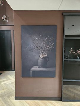 Klantfoto: Stilleven met magnolia tak in knop in stenen kruik (verticaal) van Mayra Fotografie