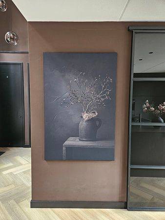 Nature morte avec branche de magnolia en bourgeon dans un pot en pierre (vertical)