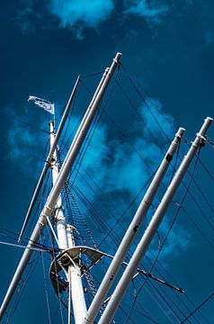 Mast en tuigage van een zeilschip tegen een blauwe hemel van Dieter Walther