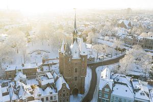 Das alte Stadttor von Zwolle Sassenpoort an einem kalten Wintermorgen