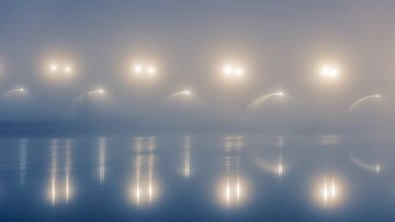 Regensburg, Stenen Brug in de mist bij dageraad van Robert Ruidl