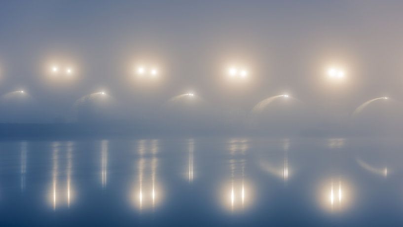 Regensburg, Pont de pierre dans le brouillard à l'aube par Robert Ruidl