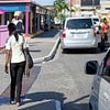 Meisje met parasol - een straatbeeld van Montego Bay van t.ART