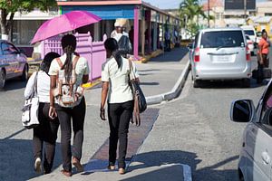 Mädchen mit Sonnenschirm - eine Straßenszene aus Ocho Rios