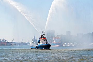 Water spuitende blusboot in de Rotterdamse haven in Nederland van Eye on You