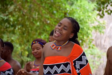 Optreden Swazi's in traditioneel dorp in Swaziland van Rebecca Dingemanse