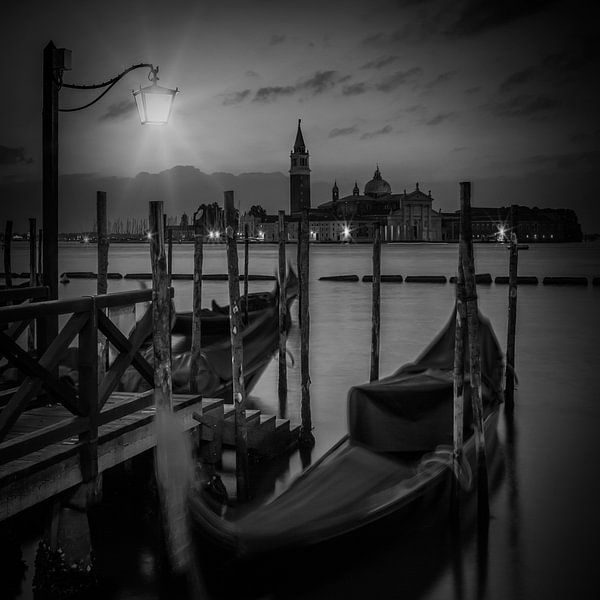 VENEDIG Gondeln bei Sonnenaufgang in schwarz-weiß  van Melanie Viola