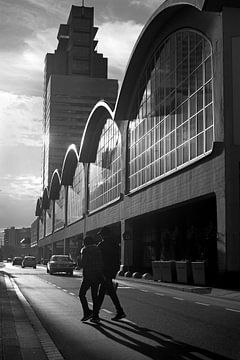 Kop van Zuid, laagstaande herfstzon, zwart-wit van Peter Hofwegen