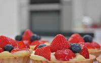 Strawberry tarts with blueberries and vanilla pudding