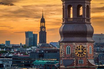 Kerktorens in Hamburg, Duitsland van Michael Abid