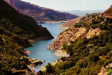 Stuwmeer tussen de bergen in Andalusie van Travel.san