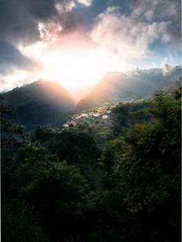 Madeira Village dans les montagnes | Coucher de soleil entre les sommets des montagnes