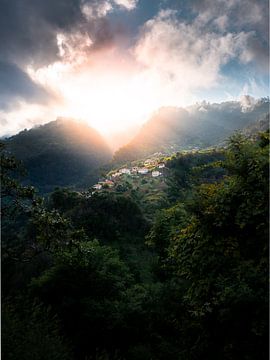 Madeira Village in den Bergen | Sonnenuntergang zwischen den Berggipfeln von Visuals by Justin