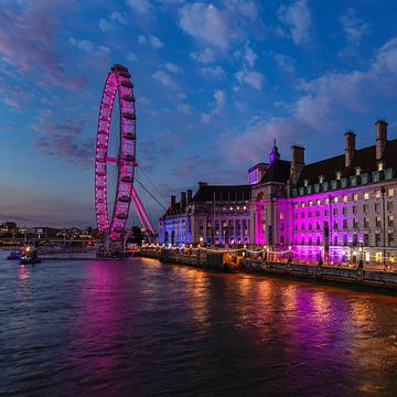 London Eye and Old County Hall during the blue hour by Markus Lange