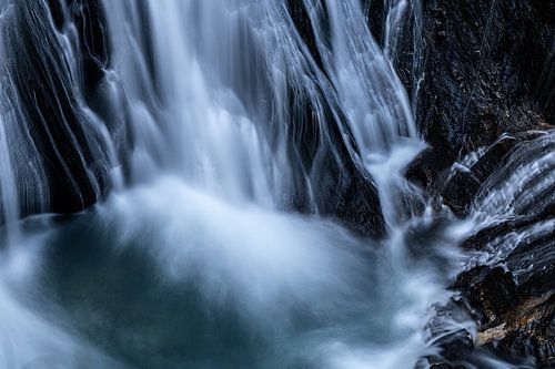 Aan de voet van de waterval