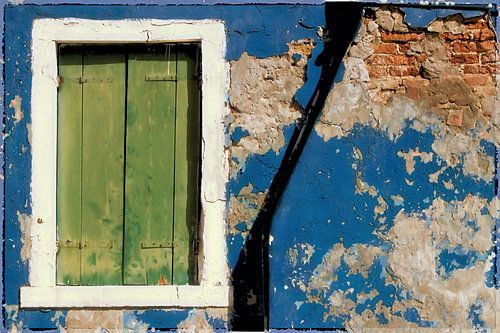 VENICE BURANO kleurrijke huizen en ramen - blauwe muur