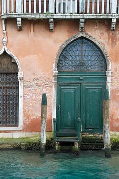 Palazzo mit grüner Tür in Venedig von SomethingEllis