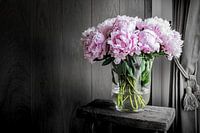 Bouquet romantique de pivoines sur un tabouret en bois