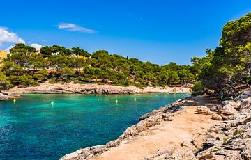 Strand aan de baai van Calo de sa Barca Trencada op Mallorca, Spanje van Alex Winter