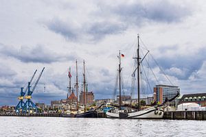 Blick über den Fluss Warnow auf die Hansestadt Rostock