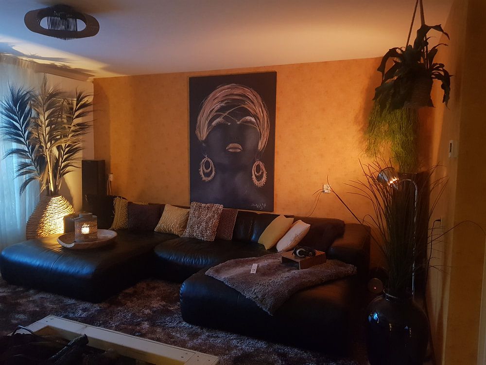 Portrait d'une femme africaine avec de l'or. Peint à la main. par Ineke de Rijk