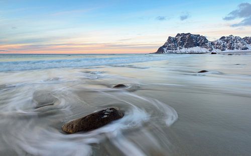 Zonsondergang op het strand Utakleiv op de Lofoten in Noorwegen