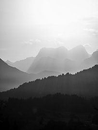 Lever de soleil dans les montagnes - Noir et blanc sur Joren van den Bos