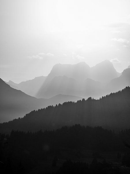 Lever de soleil dans les montagnes - Noir et blanc par Joren van den Bos