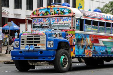 Coloured bus in Panama van Liesbeth Vogelzang