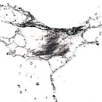 Wasser fliegt durch die Luft