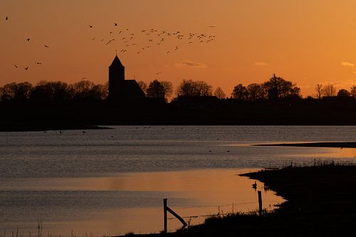 silhouet van Zalk in het oranje avondlicht