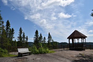Le belvédère sur la montagne sur Claude Laprise