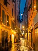 Regenachtige steeg in Genua, Italië bij nacht