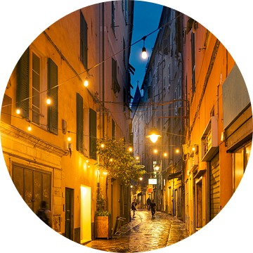 Regenachtige steeg in Genua, Italië bij nacht van Robert Ruidl