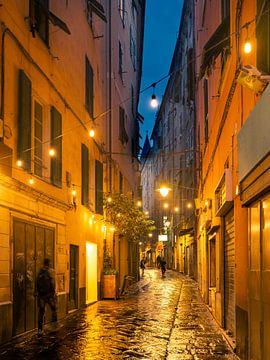 Verregnete Gasse in Genua, Italien bei Nacht von Robert Ruidl