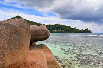 Ein Strand mit Felsen auf den Seychellen von MPfoto71