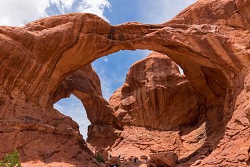 Double Arch bij Arches Nationaal Park in Amerika van Linda Schouw