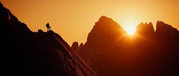 Bergsteiger bei Sonnenuntergang von Poster Art Shop