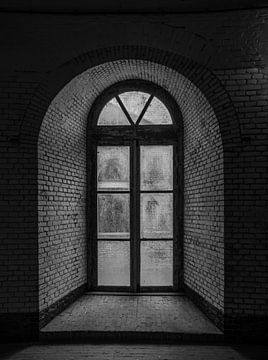 Alter Urbex-Fensterrahmen von Michel Knikker