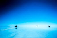 Jeeps over de waterspiegel van Salar de Uyuni, grootste zoutvlakte ter wereld in Bolivia, Zuid Ameri