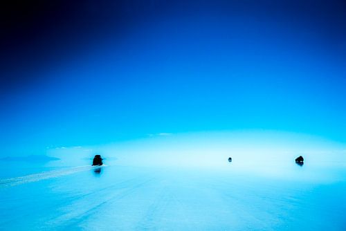 Jeeps over de waterspiegel van Salar de Uyuni, grootste zoutvlakte ter wereld in Bolivia, Zuid Ameri van John Ozguc