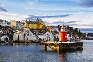 Blick auf die Stadt Ålesund mit Molenturm in Norwegen