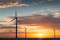Windmolens IJsselmeer tijdens zonsondergang