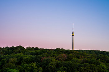 Deutschland, Beleuchteter berühmter Fernsehturm der Stadt stuttgart