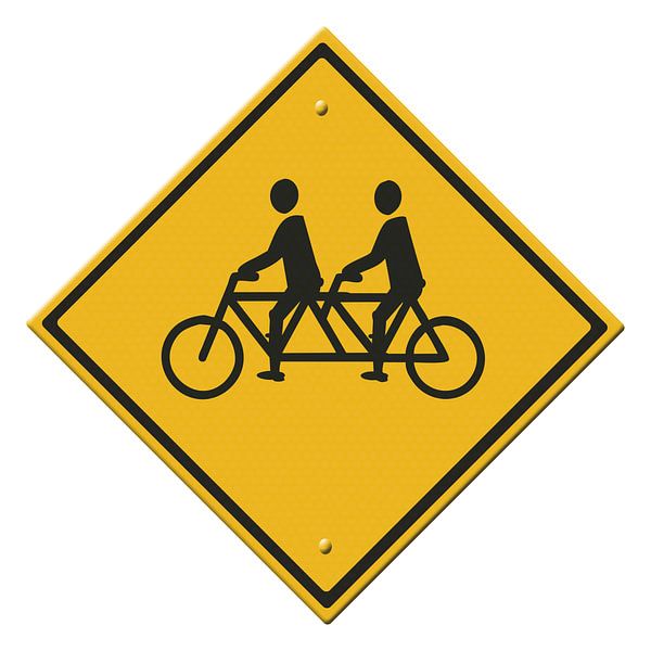 Straßenschild. Ehepaar auf einem Tandem. Mann/Mann von Grüntyers .