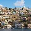 Kleurrijke huizen in Symi, Griekenland van Lifelicious