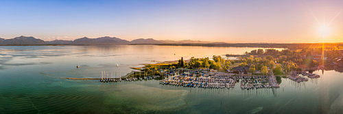 Le lac Chiemsee près de Seebruck, avec son port et la rivière Alz