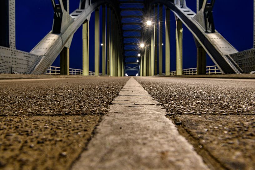 Avondfoto van de Oude IJsselbrug over de IJssel tussen Zwolle en Hattem van Sjoerd van der Wal Fotografie