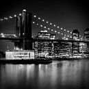 Night Skyline MANHATTAN Brooklyn Bridge bw von Melanie Viola Miniaturansicht