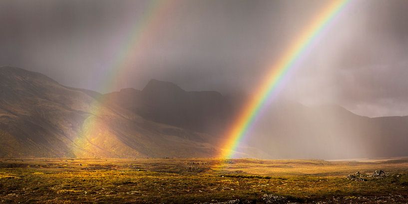 Landschaft mit doppeltem Regenbogen im Süden von Island von Chris Stenger